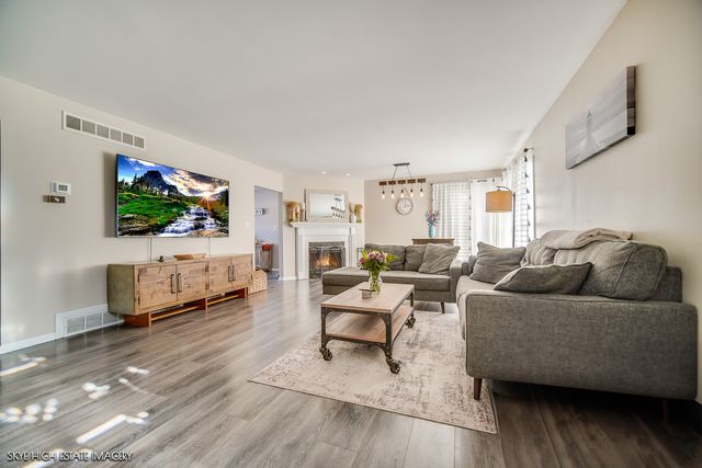 113 APRIL Lane, North Aurora, IL 60542