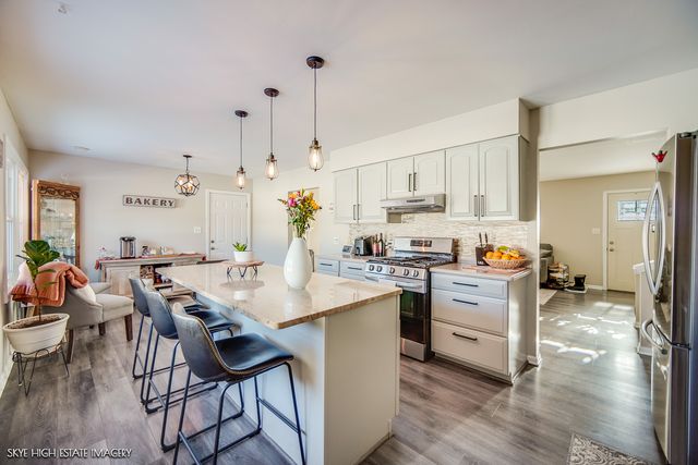 113 APRIL Lane, North Aurora, IL 60542