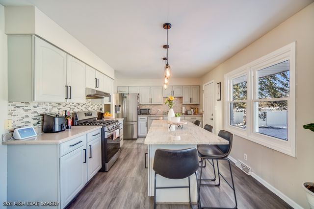 113 APRIL Lane, North Aurora, IL 60542