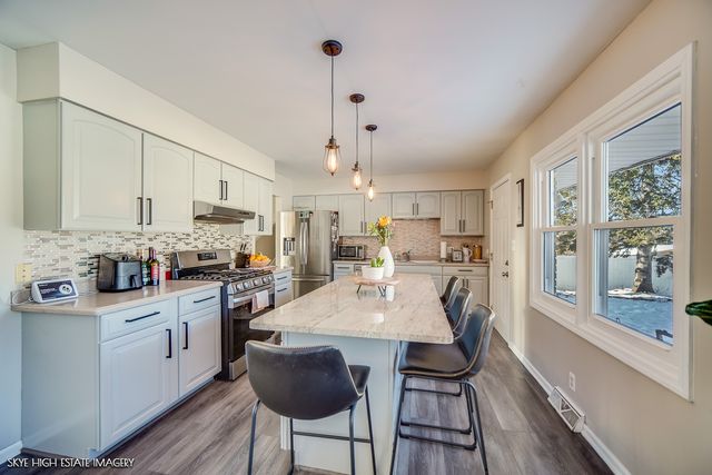 113 APRIL Lane, North Aurora, IL 60542