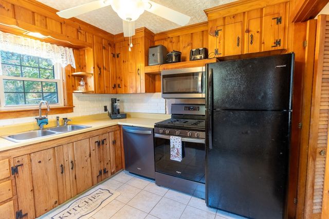 15 Hiller Ave, Fairhaven, MA 02719