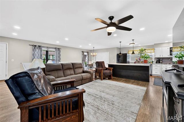 17 Debbie Drive, St Peters, MO 63376