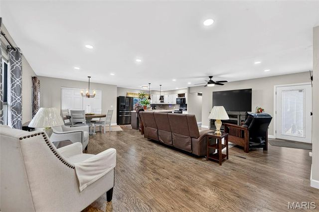 17 Debbie Drive, St Peters, MO 63376