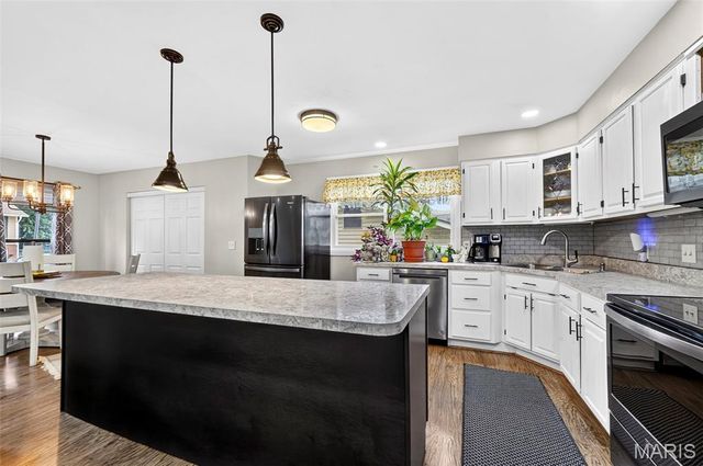 17 Debbie Drive, St Peters, MO 63376