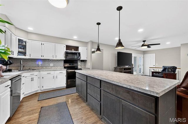 17 Debbie Drive, St Peters, MO 63376