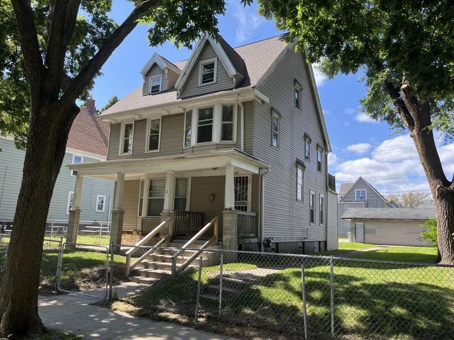 2225 N 16th STREET, Milwaukee, WI 53205
