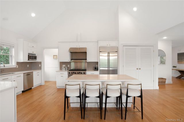 10 Peconic View Court, Southampton, NY 11968