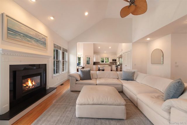 10 Peconic View Court, Southampton, NY 11968