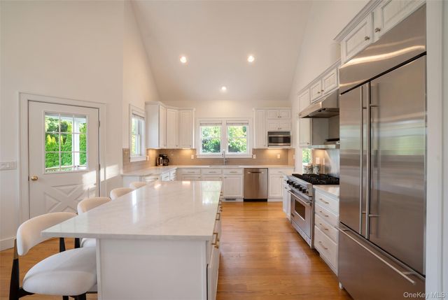 10 Peconic View Court, Southampton, NY 11968