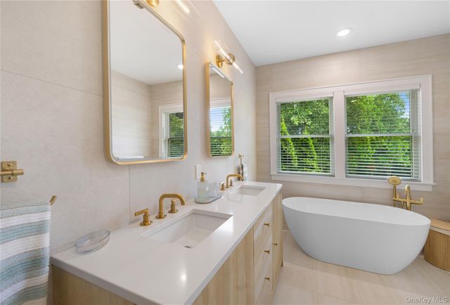 10 Peconic View Court, Southampton, NY 11968