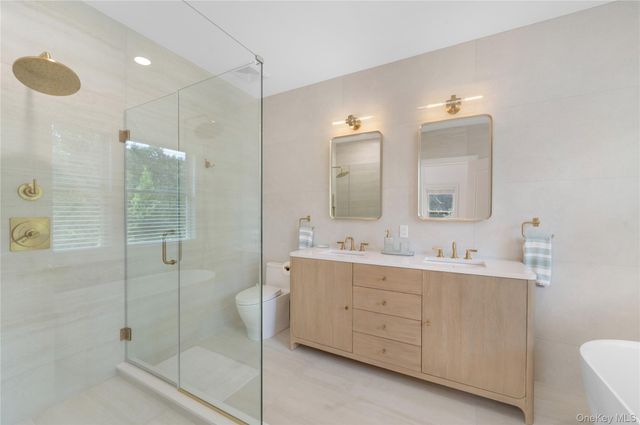 10 Peconic View Court, Southampton, NY 11968