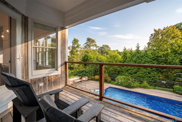 10 Peconic View Court, Southampton, NY 11968