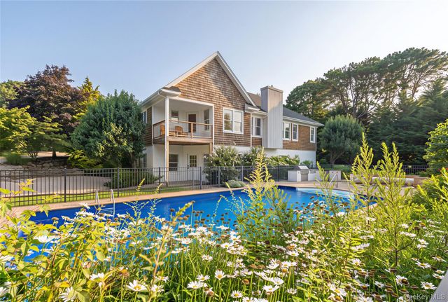 10 Peconic View Court, Southampton, NY 11968