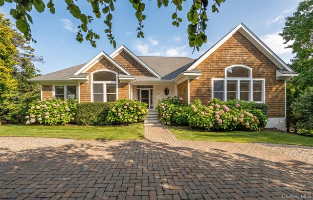 10 Peconic View Court, Southampton, NY 11968