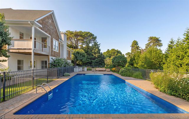 10 Peconic View Court, Southampton, NY 11968