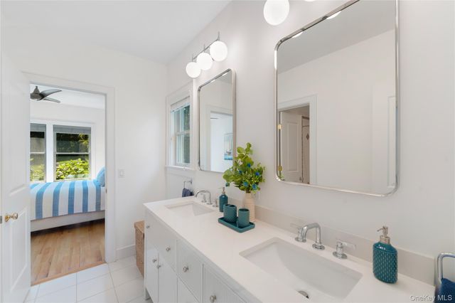 10 Peconic View Court, Southampton, NY 11968