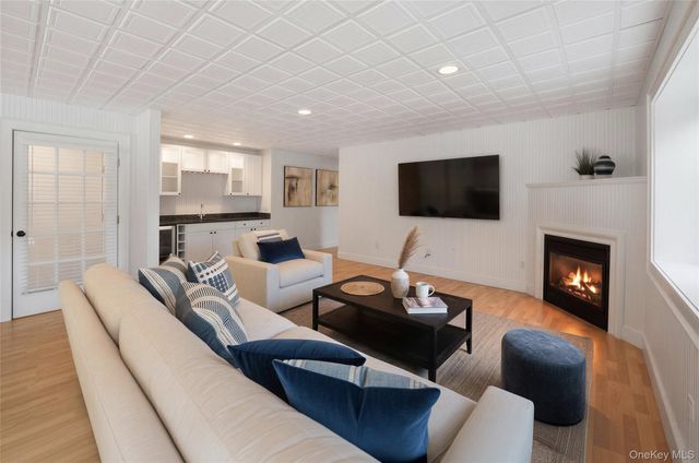 10 Peconic View Court, Southampton, NY 11968