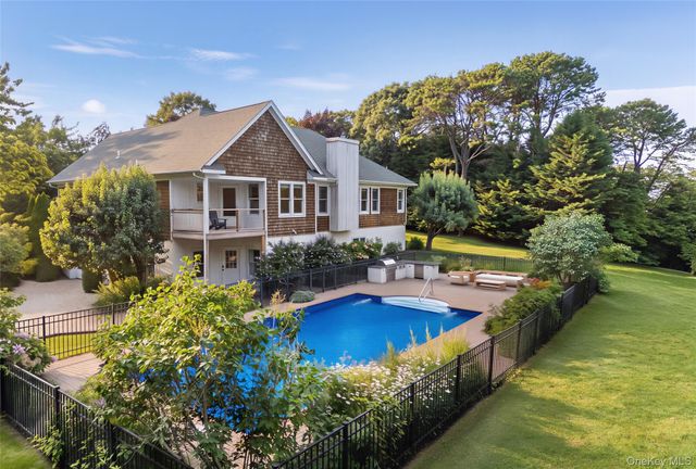 10 Peconic View Court, Southampton, NY 11968