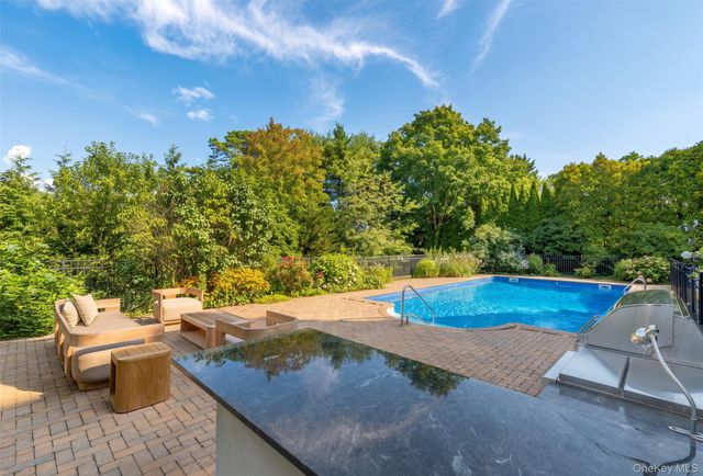 10 Peconic View Court, Southampton, NY 11968