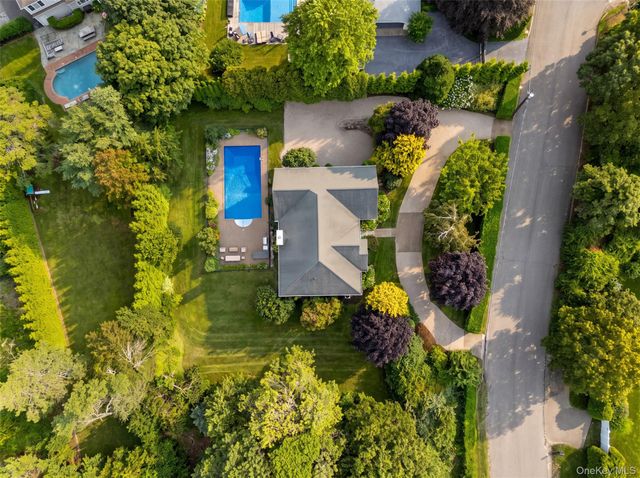 10 Peconic View Court, Southampton, NY 11968