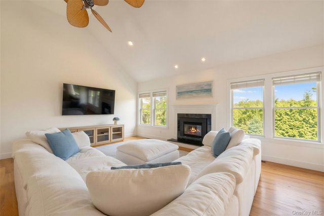 10 Peconic View Court, Southampton, NY 11968