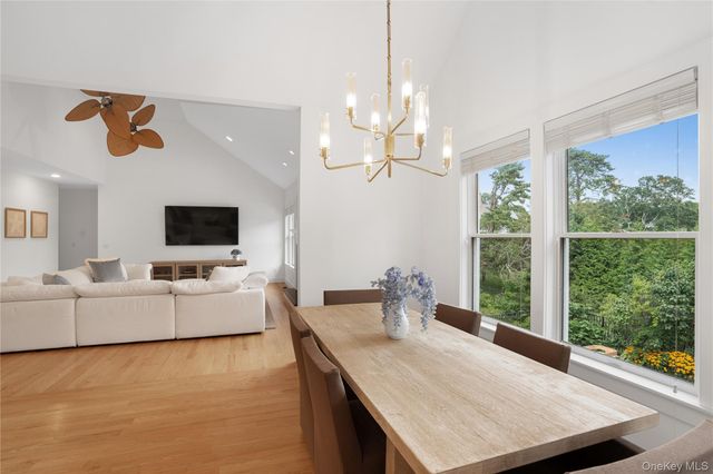 10 Peconic View Court, Southampton, NY 11968