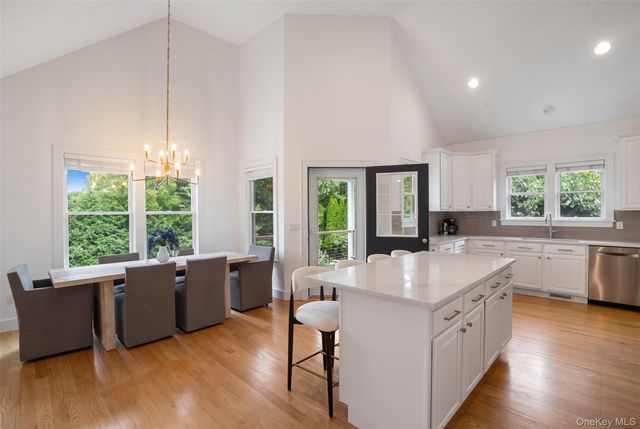 10 Peconic View Court, Southampton, NY 11968