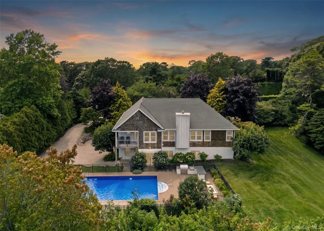 10 Peconic View Court, Southampton, NY 11968