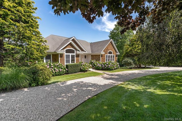 10 Peconic View Court, Southampton, NY 11968
