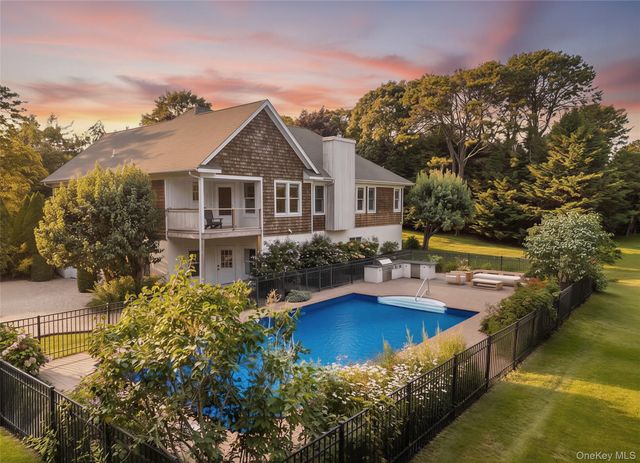 10 Peconic View Court, Southampton, NY 11968