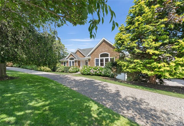10 Peconic View Court, Southampton, NY 11968