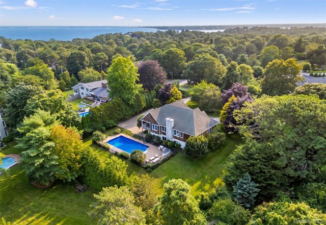 10 Peconic View Court, Southampton, NY 11968