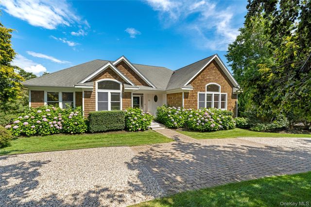 10 Peconic View Court, Southampton, NY 11968