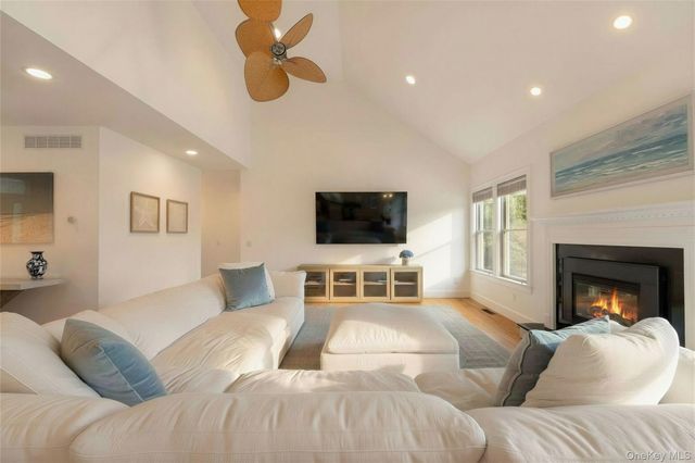 10 Peconic View Court, Southampton, NY 11968