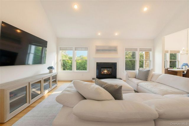 10 Peconic View Court, Southampton, NY 11968