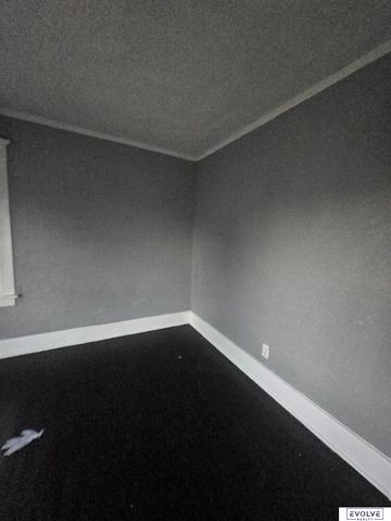 2871 Maple Street, Omaha, NE 68111