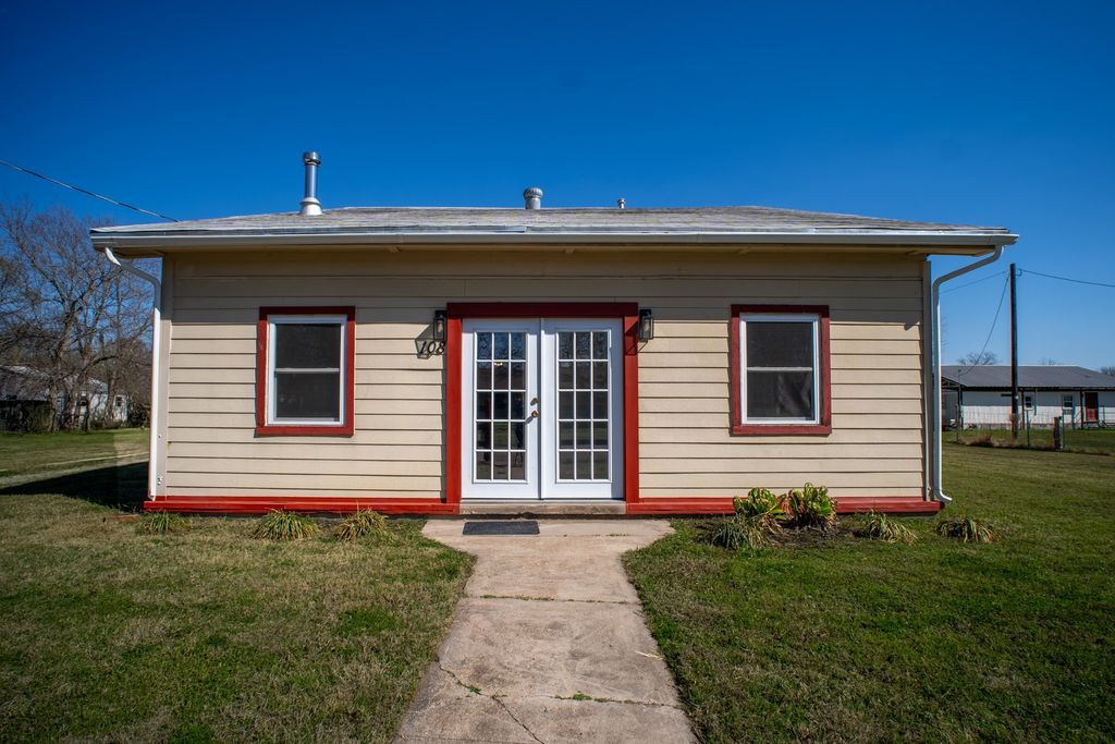108 S Avenue C, Wortham, TX 76693