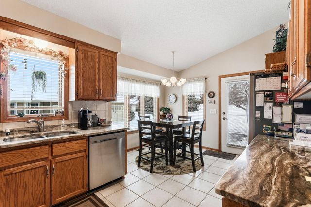 8813 Stonebrooke Court, Woodbury, MN 55125