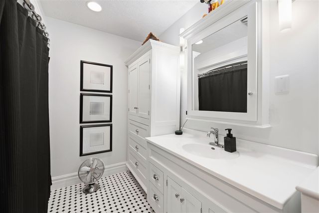 2 E Ash Street, Three Oaks, MI 49128