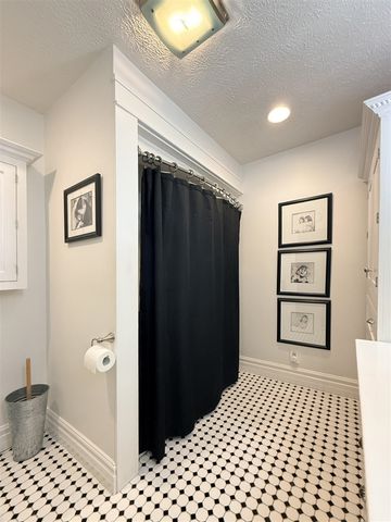 2 E Ash Street, Three Oaks, MI 49128