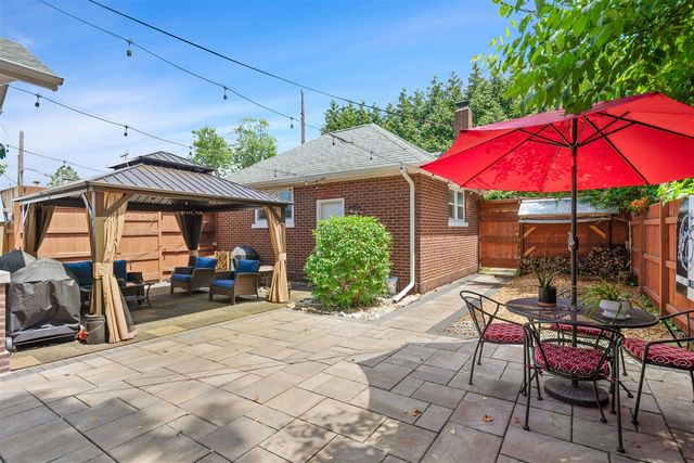 2 E Ash Street, Three Oaks, MI 49128