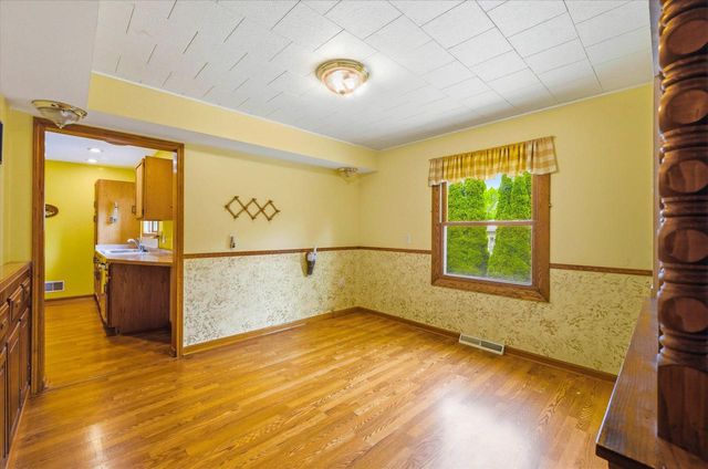1542 N Lakeview AVENUE, Port Washington, WI 53074