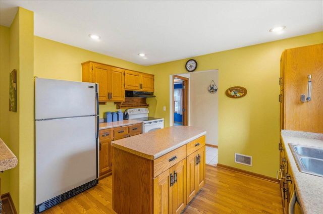 1542 N Lakeview AVENUE, Port Washington, WI 53074