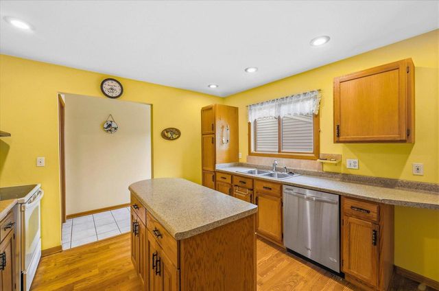 1542 N Lakeview AVENUE, Port Washington, WI 53074