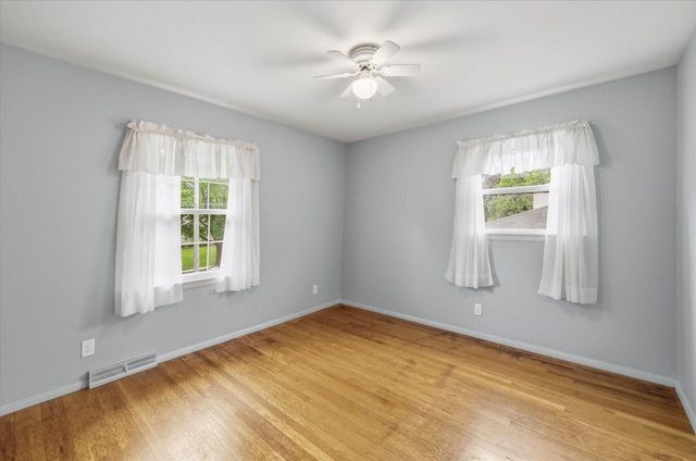 1542 N Lakeview AVENUE, Port Washington, WI 53074