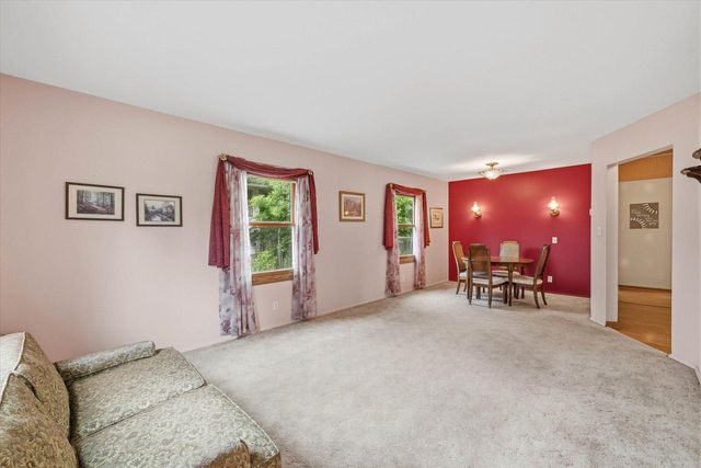 1542 N Lakeview AVENUE, Port Washington, WI 53074
