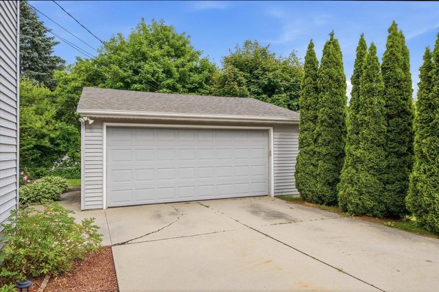 1542 N Lakeview AVENUE, Port Washington, WI 53074