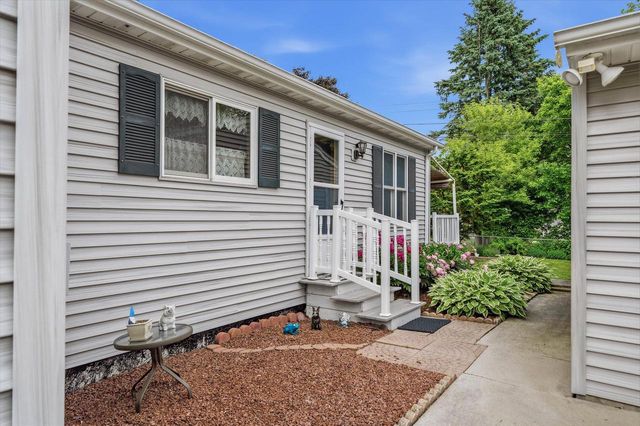 1542 N Lakeview AVENUE, Port Washington, WI 53074