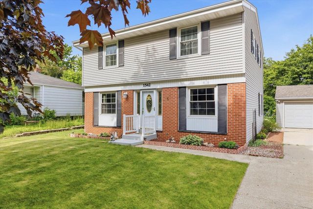 1542 N Lakeview AVENUE, Port Washington, WI 53074