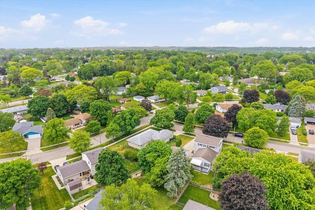 1542 N Lakeview AVENUE, Port Washington, WI 53074